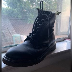 Dr. Martens 1460 Smooth Boots in Black